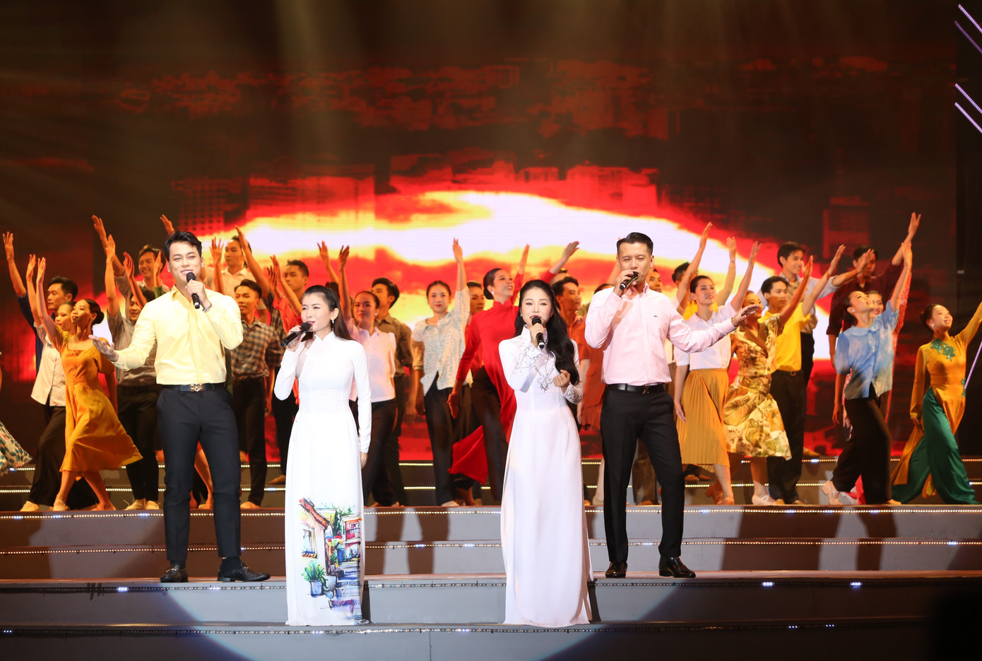 Các nghệ sĩ thể hiện ca khúc Bình minh thành phố.