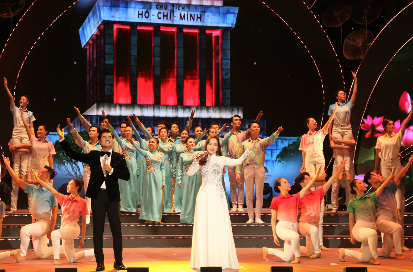 Đào Mác, Khánh Ngọc thể hiện ca khúc Dâng người ngàn hoa chiến công. Đây cũng là bài hát tuyên truyền việc học tập và làm theo tư tưởng, đạo đức, phong cách Hồ Chí Minh.