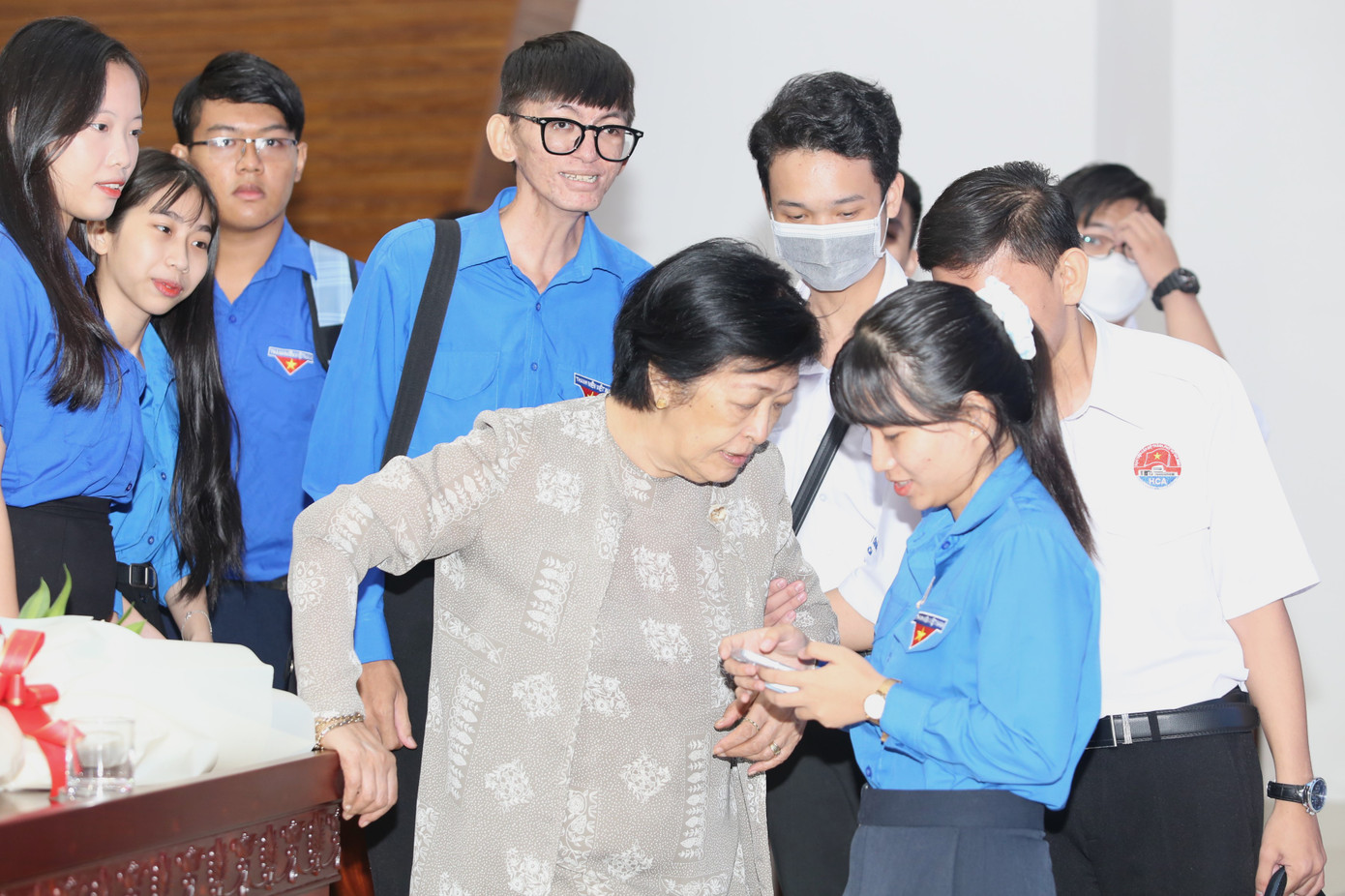 Các bạn trẻ gặp gỡ, trao đổi thêm với bà Tôn Nữ Thị Ninh cuối buổi tọa đàm.