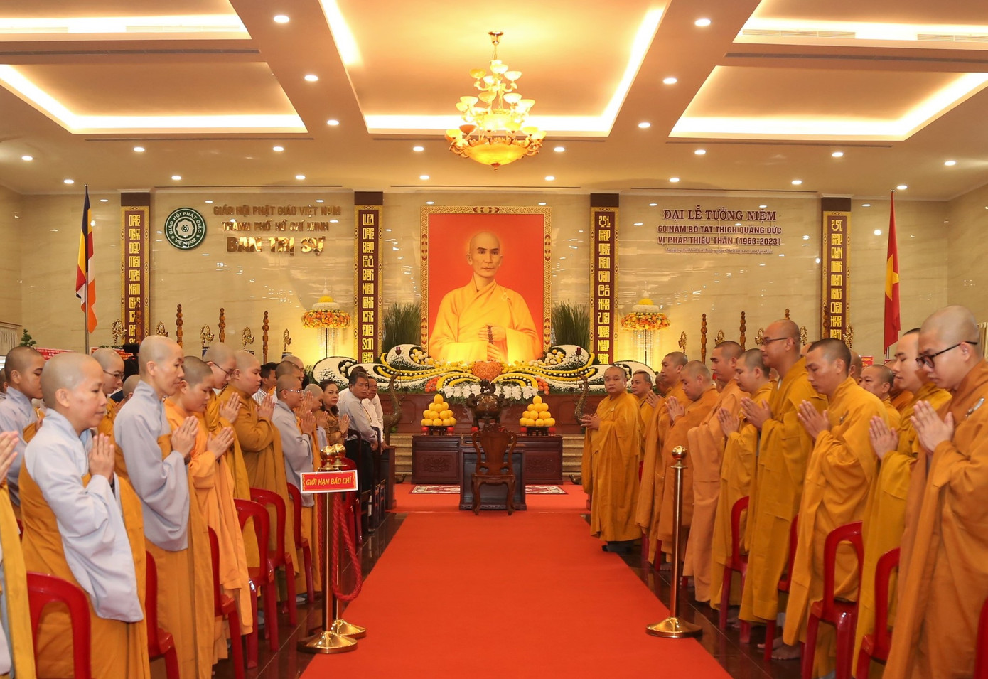 Không khí trang nghiêm tại đại lễ tưởng niệm 60 năm ngày Bồ tát Thích Quảng Đức vị pháp thiêu thân. Không khí trang nghiêm tại đại lễ tưởng niệm 60 năm ngày Bồ tát Thích Quảng Đức vị pháp thiêu thân.