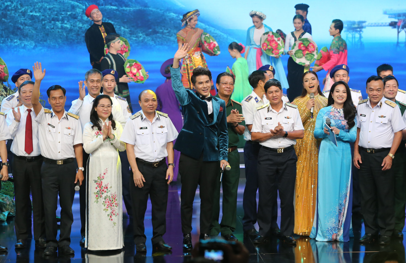 Tại chương trình, Ủy ban MTTQ Việt Nam TPHCM - Hội đồng quản lý Quỹ “Vì biển đảo quê hương – Vì tuyến đầu Tổ quốc” thành phố tiếp nhận số tiền ủng hộ quỹ hơn 34 tỷ đồng, từ 171 cá nhân, tập thể. Ảnh: Ngô Tùng