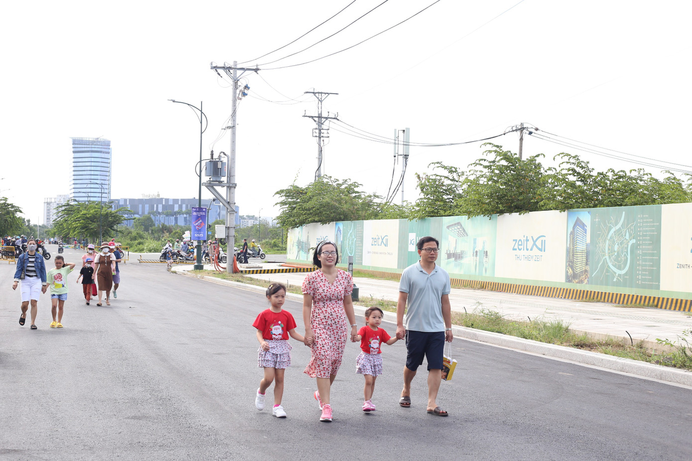 Dù phải vất vả di chuyển một đoạn đường đi bộ tương đối xa để vào đến nơi, nhiều người thích thú, phấn khởi khi nhìn thấy các quả khinh khí cầu dần được thổi căng phồng và tung bay trên bầu trời. Dù phải vất vả di chuyển một đoạn đường đi bộ tương đối xa để vào đến nơi, nhiều người thích thú, phấn khởi khi nhìn thấy các quả khinh khí cầu dần được thổi căng phồng và tung bay trên bầu trời.