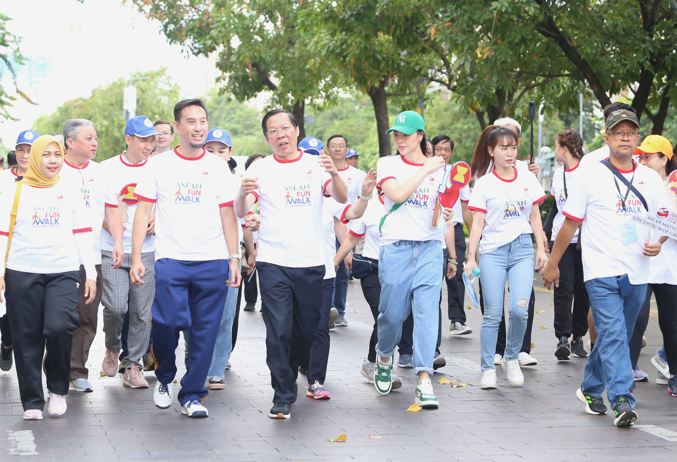 Chủ tịch UBND TPHCM Phan Văn Mãi cùng Tổng Lãnh sự Indonesia tại TPHCM Agustaviano Sofjan và đại diện các tổ chức quốc tế, cơ quan ngoại giao trên địa bàn TPHCM tham gia hoạt động đi bộ. Chủ tịch UBND TPHCM Phan Văn Mãi cùng Tổng Lãnh sự Indonesia tại TPHCM Agustaviano Sofjan và đại diện các tổ chức quốc tế, cơ quan ngoại giao trên địa bàn TPHCM tham gia hoạt động đi bộ.