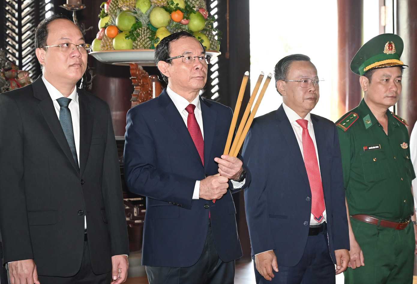 Bí thư Thành ủy TPHCM Nguyễn Văn Nên dâng hương, cúng bánh tét tưởng nhớ Đức Lễ Thành hầu Nguyễn Hữu Cảnh. Ảnh: Quốc Thanh