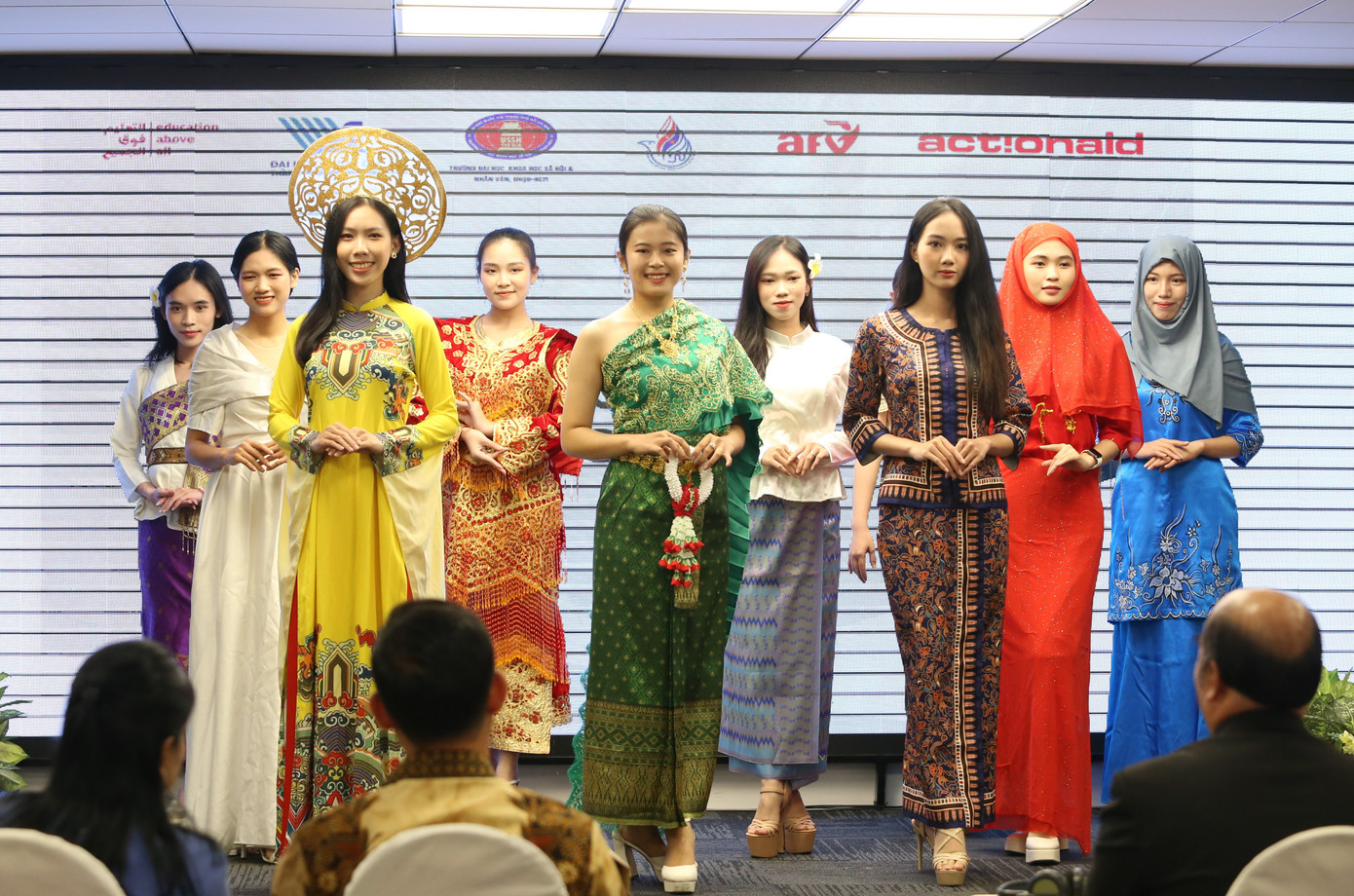 Tại lễ trao thưởng, các bạn sinh viên biểu diễn thời trang các nước ASEAN. Ảnh: Ngô Tùng Tại lễ trao thưởng, các bạn sinh viên biểu diễn thời trang các nước ASEAN. Ảnh: Ngô Tùng