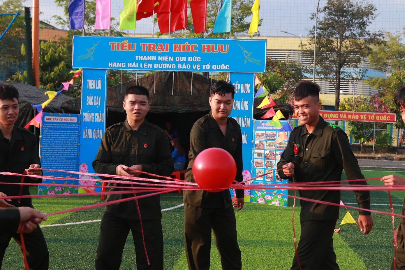 Thanh niên Bình Chánh sôi nổi tham gia hội trại tại địa phương.