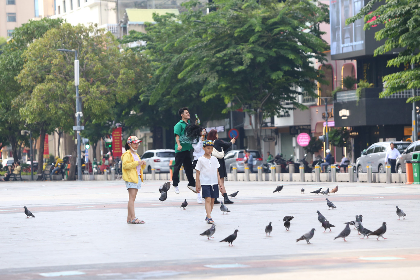 Phố đi bộ Nguyễn Huệ là nơi tụ họp vui chơi, giải trí hằng ngày của rất đông người dân, du khách. Ảnh: Ngô Tùng Phố đi bộ Nguyễn Huệ là nơi tụ họp vui chơi, giải trí hằng ngày của rất đông người dân, du khách. Ảnh: Ngô Tùng