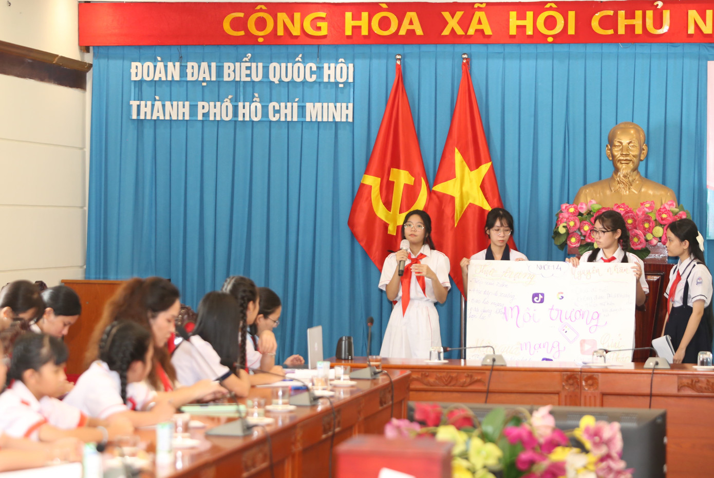 Các em tự tin chia sẻ những câu chuyện mình chứng kiến hoặc bản thân trải nghiệm. Các em tự tin chia sẻ những câu chuyện mình chứng kiến hoặc bản thân trải nghiệm.