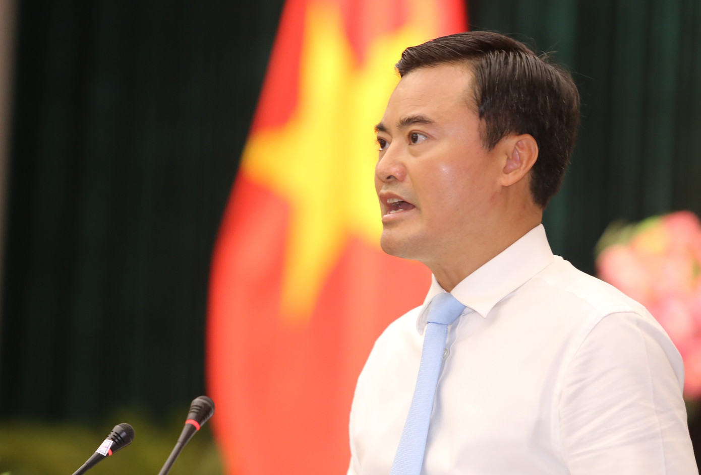 Cũng trong phiên khai mạc kỳ họp, Phó Chủ tịch UBND TPHCM đã thông qua 9 tờ trình của uỷ ban trình kỳ họp xem xét, thông qua.