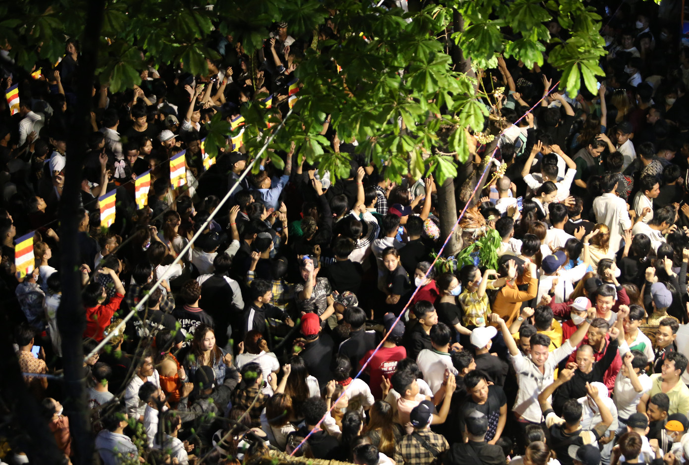 Trong tối thứ Bảy (đêm mùng 2 Tết), hàng nghìn người đã đến chùa Candaransi hòa vào lễ hội đón năm mới Chôl Chnăm Thmây 2023. Mọi người múa hát đến khuya trên nền nhạc sôi động, vui tươi.