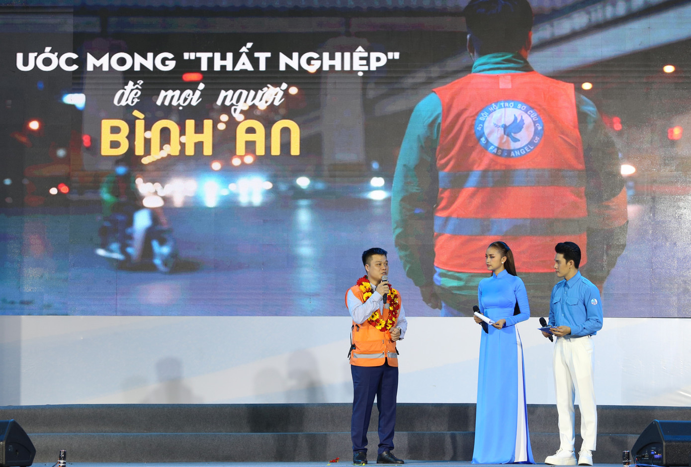 Anh Phạm Quốc Việt mong được "thất nghiệp" vì khi đó anh và cộng sự sẽ không phải nhìn thấy những điều đau xót. Ảnh: Ngô Tùng Anh Phạm Quốc Việt mong được "thất nghiệp" vì khi đó anh và cộng sự sẽ không phải nhìn thấy những điều đau xót. Ảnh: Ngô Tùng