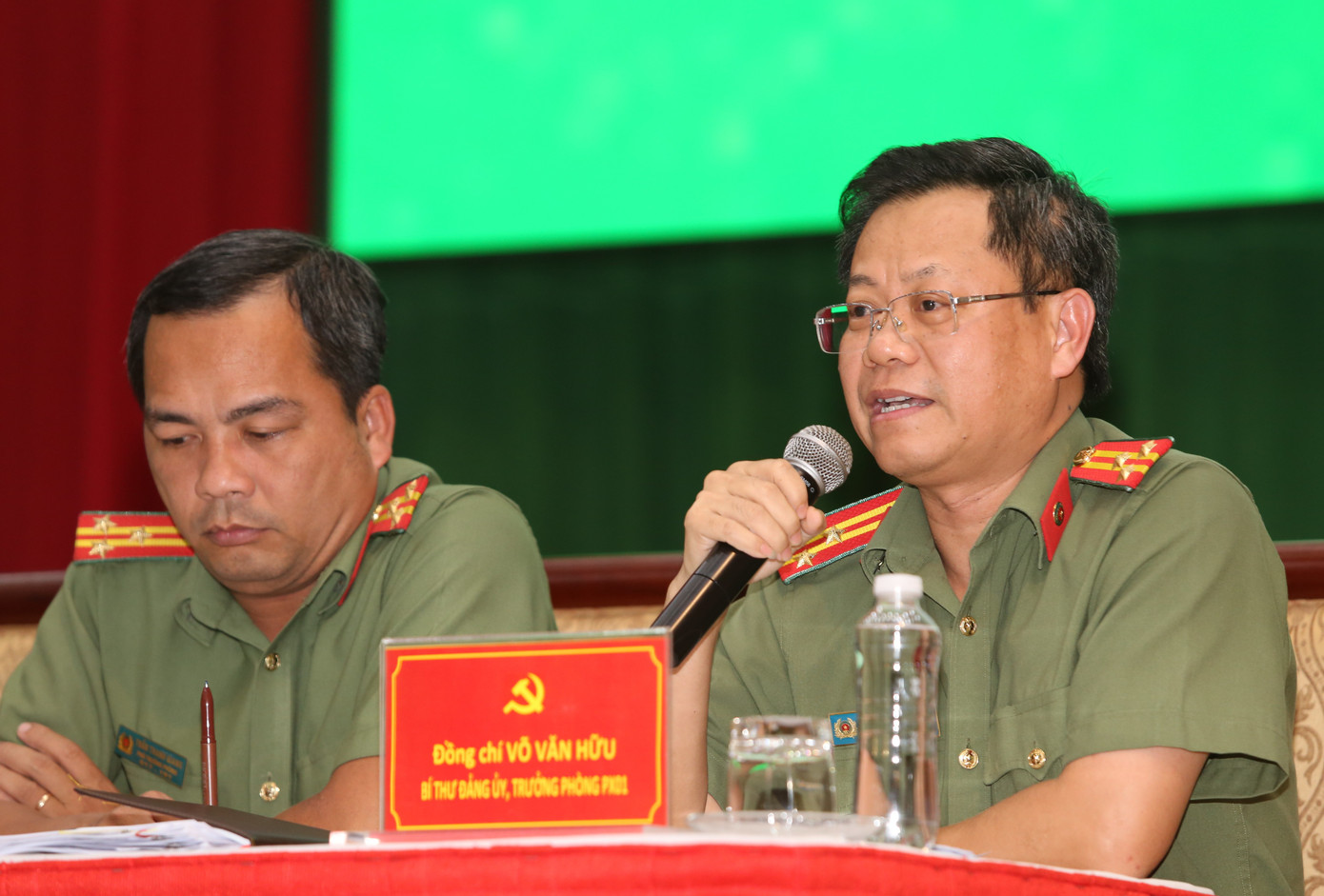 Thượng tá Võ Văn Hữu giải đáp mối quan tâm của CBCS trẻ. Thượng tá Võ Văn Hữu giải đáp mối quan tâm của CBCS trẻ.