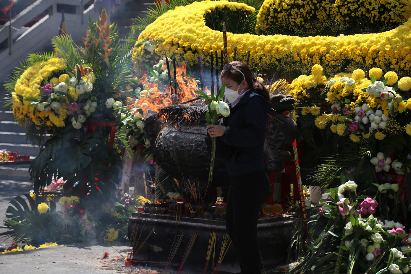 Sức nóng của thời tiết cùng với lượng nhang đèn khá nhiều đã khiến lư hương bên ngoài phát cháy.