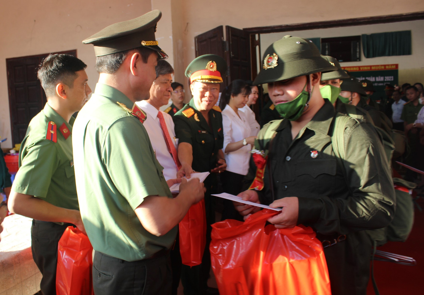 Lãnh đạo Công an TPHCM và các sở ngành, địa phương tặng quà động viên các thanh niên quận 8 lên đường nhập ngũ.