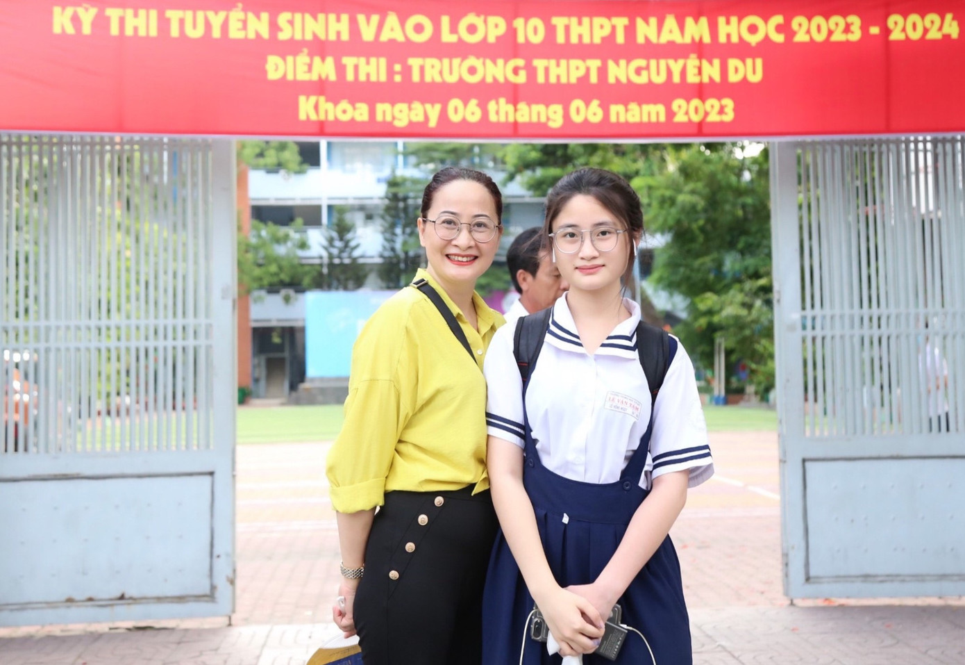 Nữ sinh và mẹ lưu niệm phía trước ngôi trường mang tên đại thi hào, danh nhân văn hoá Nguyễn Du.