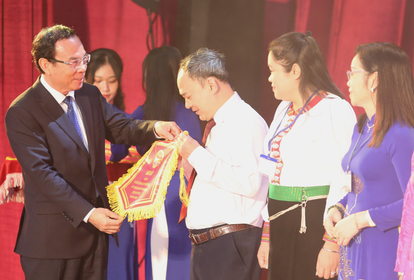 Bí thư Thành uỷ TPHCM Nguyễn Văn Nên trao cờ lưu niệm tặng các đơn vị tham gia hội thi.