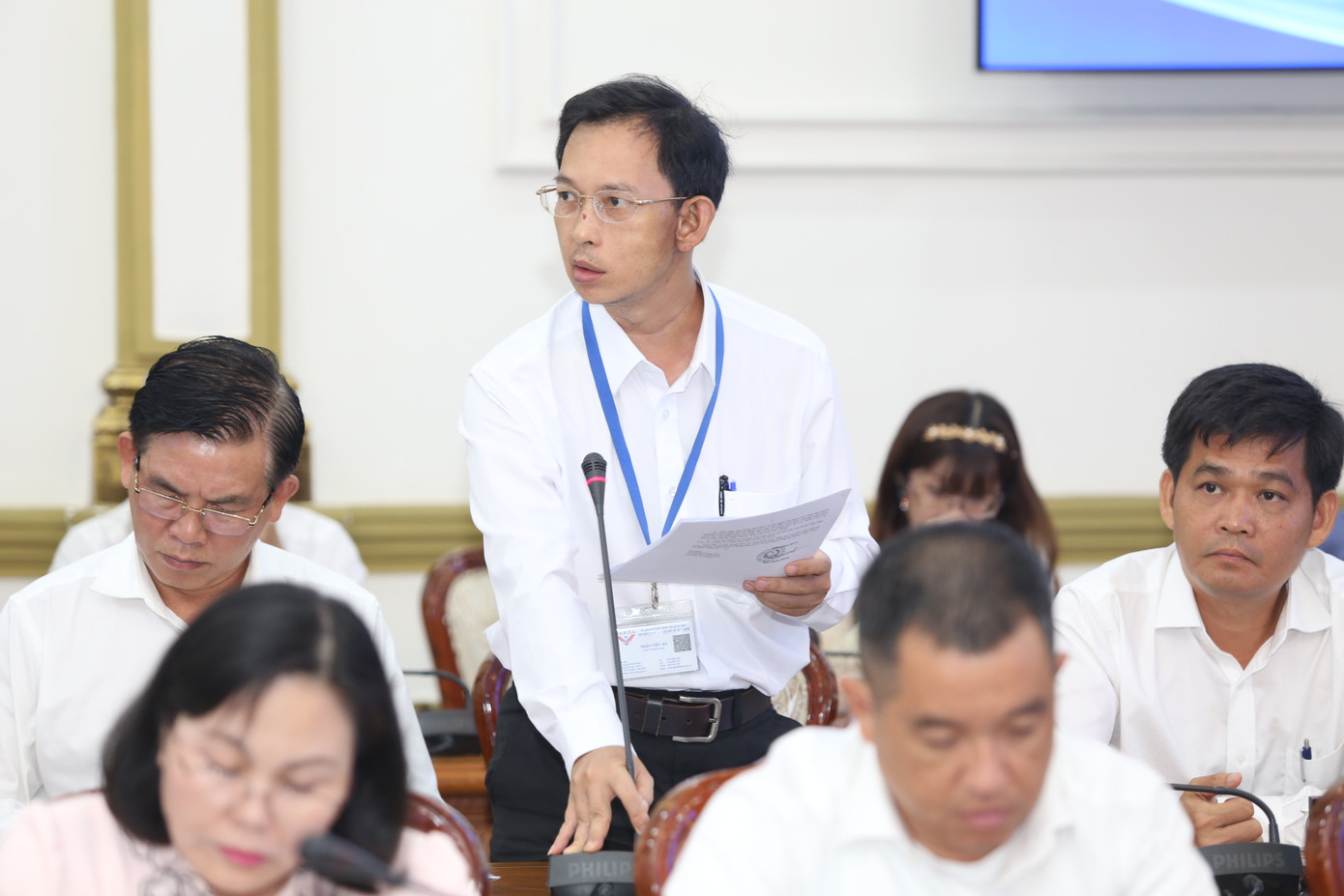 Lãnh đạo các đơn vị, sở ngành trao đổi góp ý tình hình thực hiện nhiệm vụ KT - XH thành phố. Ảnh: Ngô Tùng