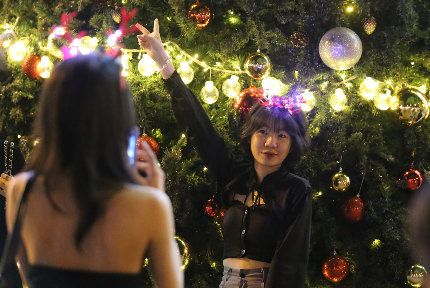 Là một địa điểm duy trì không gian Giáng sinh phục vụ nhu cầu vui chơi của mọi người hằng năm, năm nay Diamond Plaza (quận 1) tiếp tục "khoản đãi" đông đảo người dân với những tiểu cảnh trang trí đẹp mắt, trong mùa lễ hội Noel. Là một địa điểm duy trì không gian Giáng sinh phục vụ nhu cầu vui chơi của mọi người hằng năm, năm nay Diamond Plaza (quận 1) tiếp tục "khoản đãi" đông đảo người dân với những tiểu cảnh trang trí đẹp mắt, trong mùa lễ hội Noel.