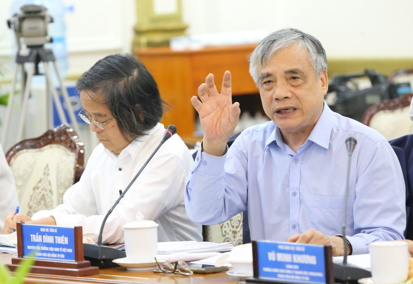 PGS.TS Trần Đình Thiên. PGS.TS Trần Đình Thiên.