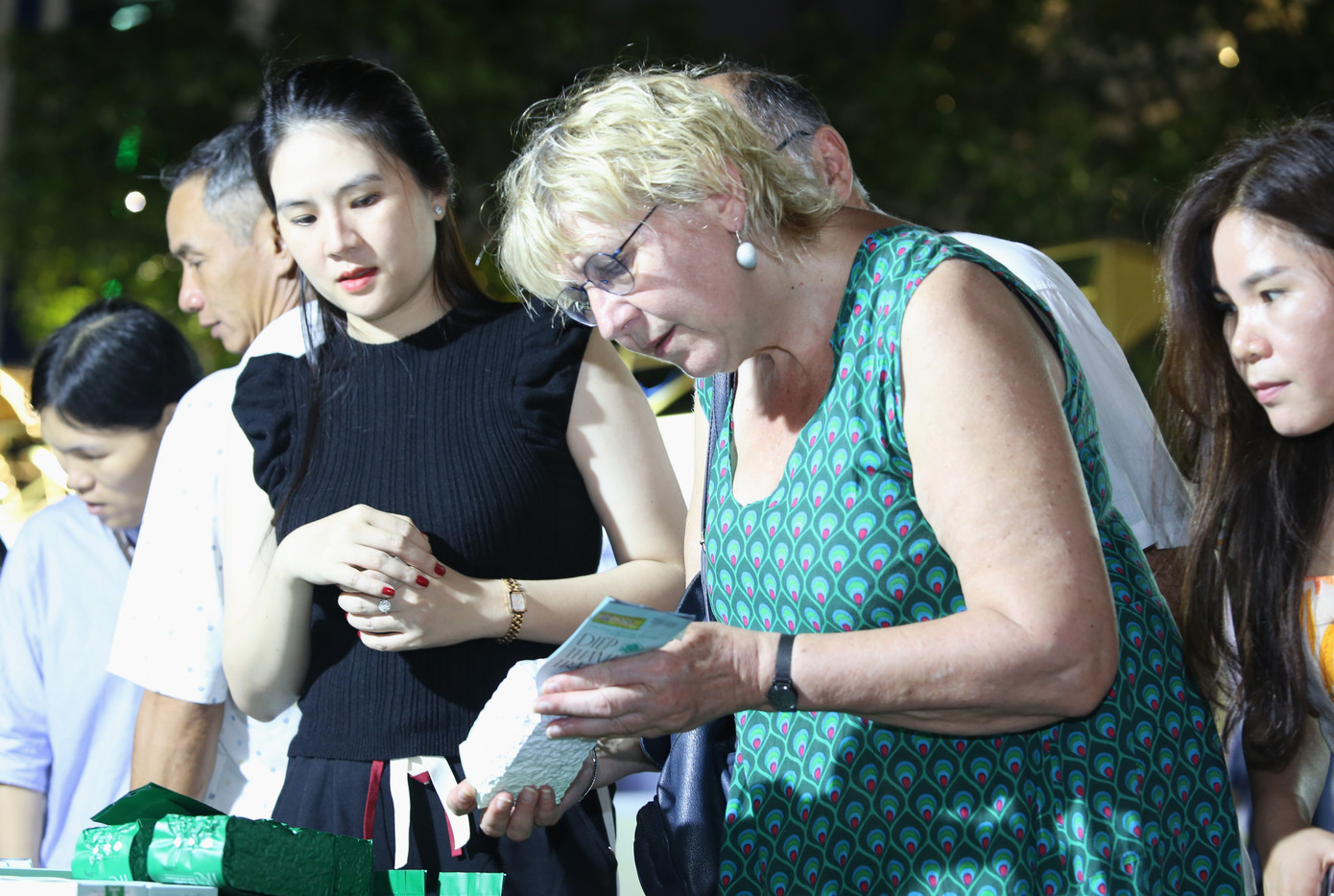 Những hoạt động khác như giới thiệu không gian ẩm thực truyền thống các dân tộc, không gian phiên chợ, các sản phẩm nông nghiệp đặc trưng độc đáo của các dân tộc tiêu biểu, giới thiệu không gian sắc màu văn hóa, các hoạt động cộng đồng của đồng bào các dân tộc tỉnh Điện Biên. Những hoạt động khác như giới thiệu không gian ẩm thực truyền thống các dân tộc, không gian phiên chợ, các sản phẩm nông nghiệp đặc trưng độc đáo của các dân tộc tiêu biểu, giới thiệu không gian sắc màu văn hóa, các hoạt động cộng đồng của đồng bào các dân tộc tỉnh Điện Biên.