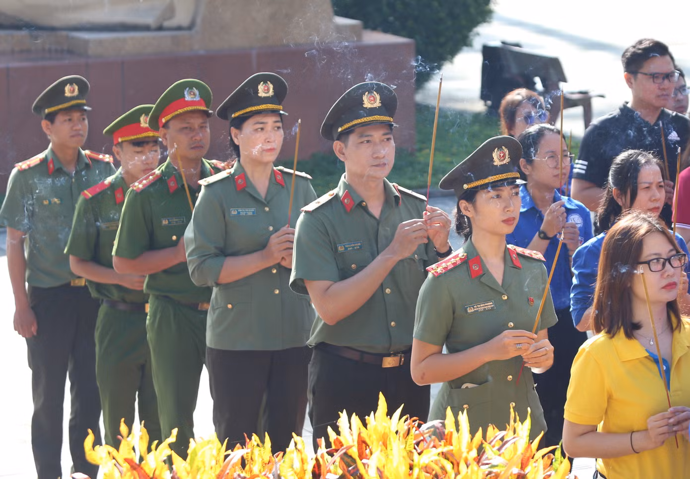 Khởi đầu hành trình, lãnh đạo cấp ủy , cán bộ Đoàn, đoàn viên các đơn vị đã đến dâng hoa, dâng hương tưởng niệm các Anh hùng liệt sĩ đang yên nghỉ tại Nghĩa trang Liệt sĩ huyện Củ Chi.