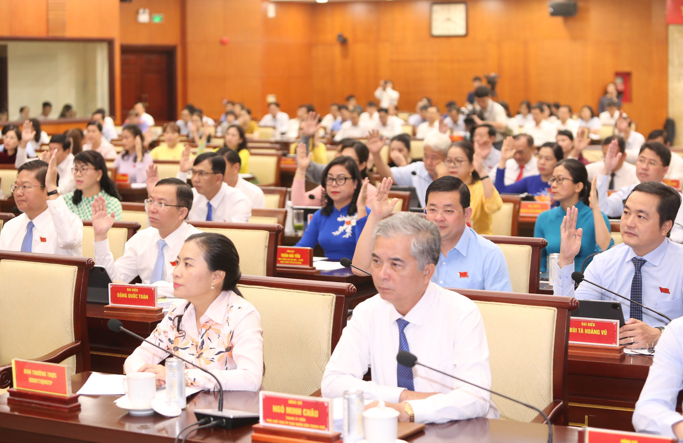 Đại biểu biểu quyết thông qua nội dung làm việc tại kỳ họp.