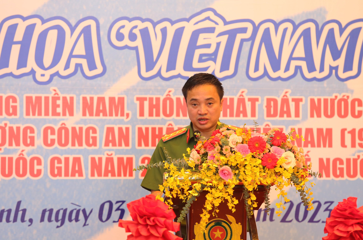 Đại tá Mai Hoàng biểu dương thành quả các lực lượng thực hiện công trình bích họa. Ảnh: Ngô Tùng Đại tá Mai Hoàng biểu dương thành quả các lực lượng thực hiện công trình bích họa. Ảnh: Ngô Tùng