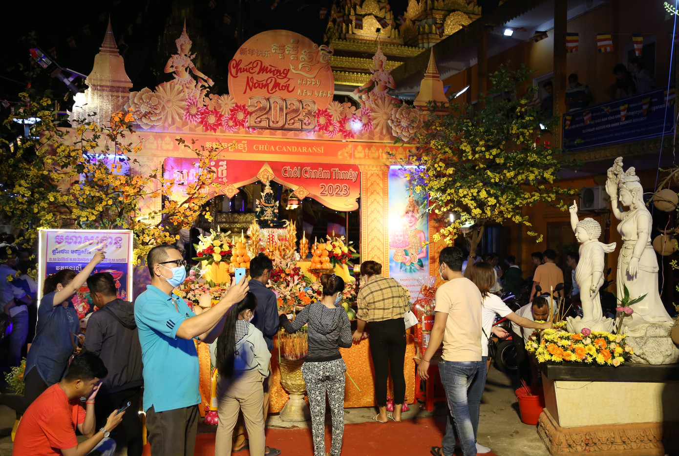 Dịp này, đông đảo bà con Khmer Nam Bộ đã đến chùa Candaransi (quận 3, TPHCM) để tham gia các hoạt động chào đón năm mới.