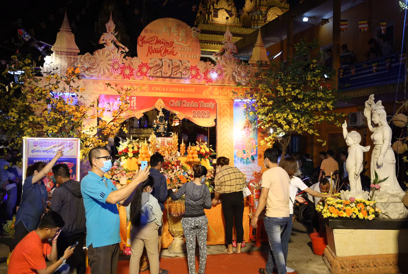 Dịp này, đông đảo bà con Khmer Nam Bộ đã đến chùa Candaransi (quận 3, TPHCM) để tham gia các hoạt động chào đón năm mới.