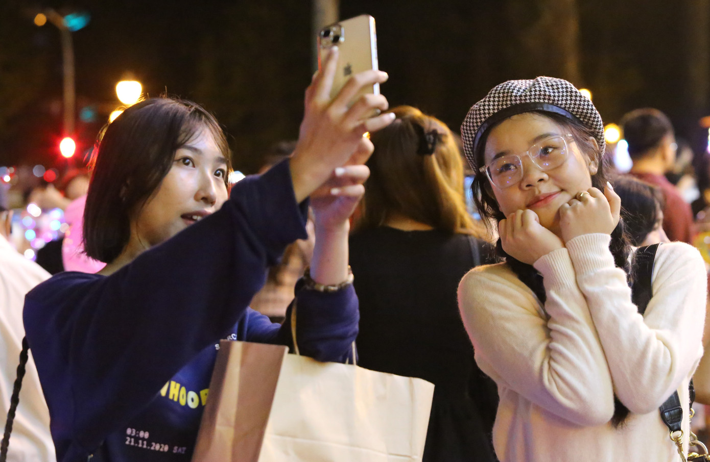 Ai nấy đều hân hoan, phấn khởi trước không khí sôi động của mùa Giáng sinh 2023 đang đến gần. Ai nấy đều hân hoan, phấn khởi trước không khí sôi động của mùa Giáng sinh 2023 đang đến gần.