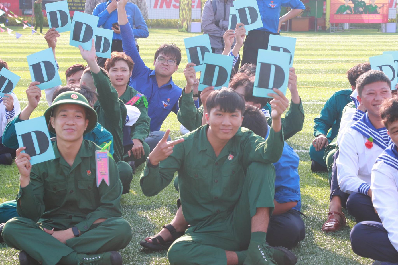 Chiến sĩ mới huyện ngoại thành Bình Chánh hào hứng trổ tài trong sân chơi "Chúng tôi là chiến sĩ". Ảnh: CTV