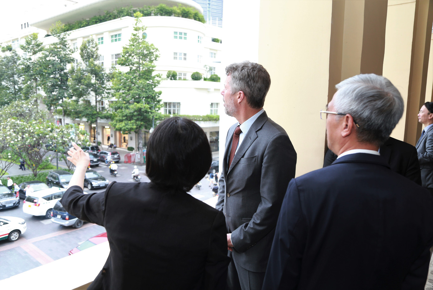 Thái tử kế vị Đan Mạch Frederik có dịp ngắm nhìn thành phố từ ban công tòa nhà, trong lần đến thăm và làm việc tại TPHCM cuối năm 2022.