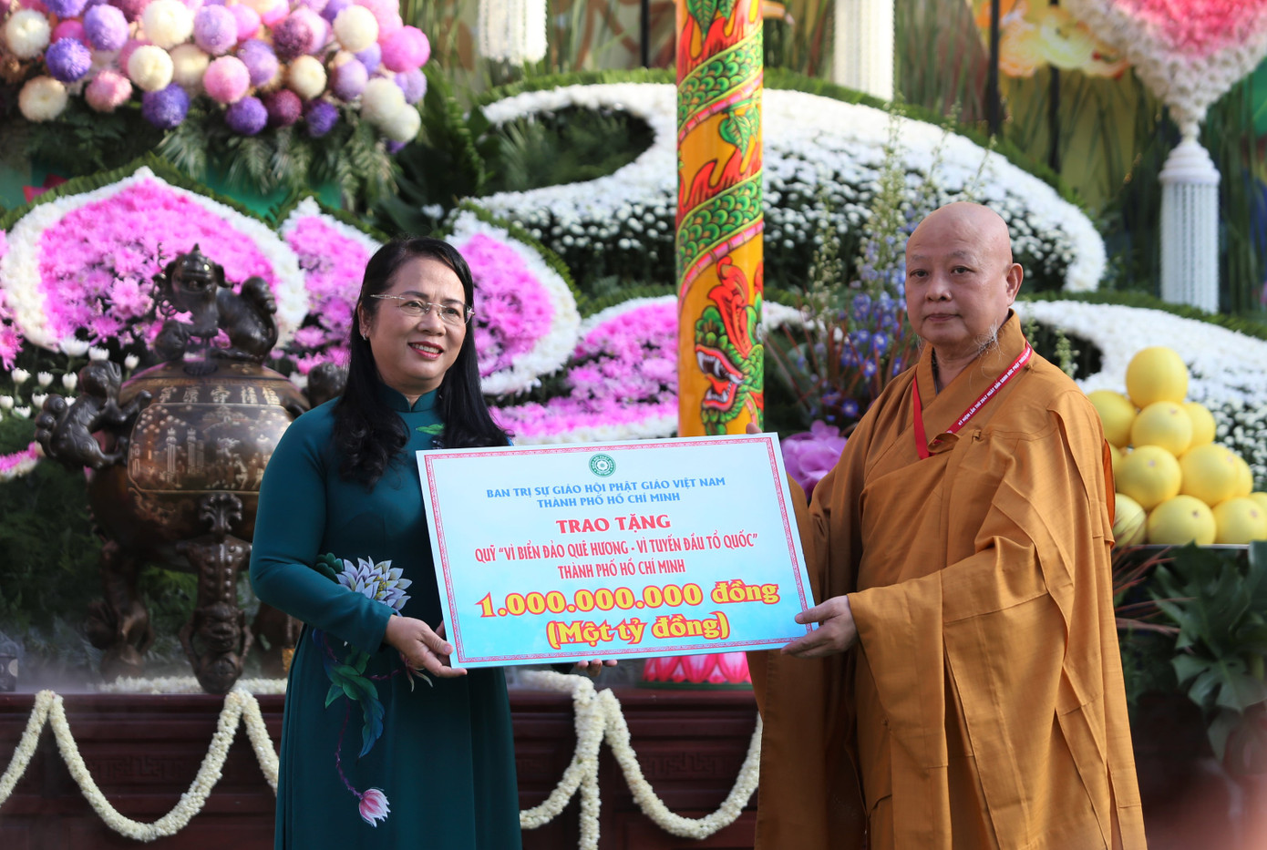 "Thay mặt Thành ủy - HĐND - UBND - Ủy ban MTTQ Việt Nam TPHCM, xin trân trọng gửi lời chúc mừng tốt đẹp nhất tới Chư tôn Đức giáo phẩm cùng toàn thể tăng, ni, đồng bào Phật tử. Chúc các vị giáo phẩm, đồng bào Phật tử đón một mùa Phật đản an vui, thắm tình đạo vị trong khối đại đoàn kết toàn dân tộc", bà Trần Kim Yến bày tỏ. Trong ảnh: Bà Trần Kim Yến đón nhận phần kinh phí 1 tỷ đồng ủng hộ Quỹ "Vì biển đảo quê hương - Vì tuyến đầu Tổ quốc" TPHCM, do Hòa thượng Thích Lệ Trang trao.