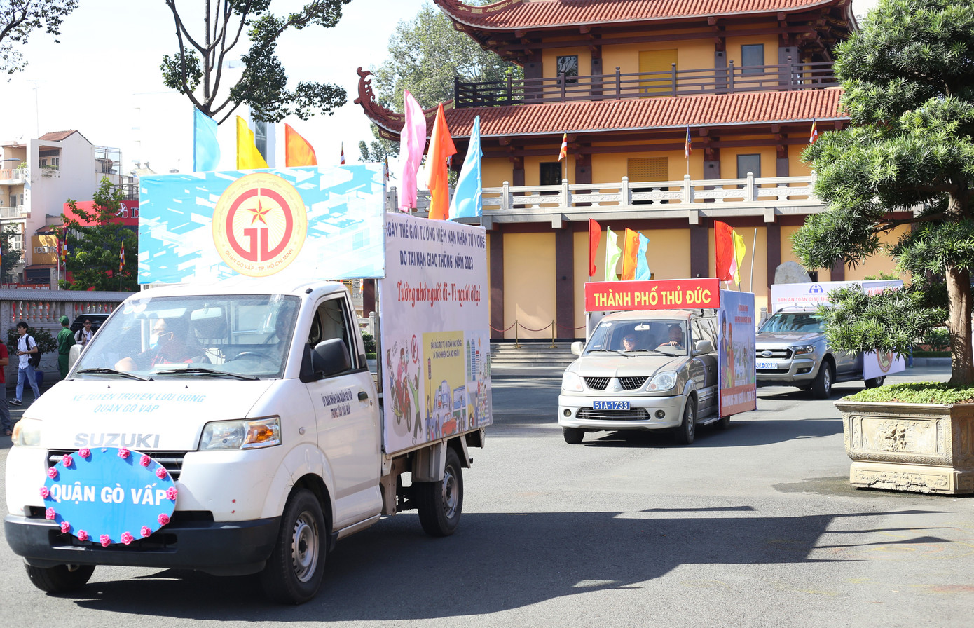 Cơ quan chức năng các địa phương trên địa bàn TPHCM ra quân tuyên truyền, cổ động đảm bảo ATGT sau buổi lễ tưởng niệm. Ảnh: Ngô Tùng Cơ quan chức năng các địa phương trên địa bàn TPHCM ra quân tuyên truyền, cổ động đảm bảo ATGT sau buổi lễ tưởng niệm. Ảnh: Ngô Tùng