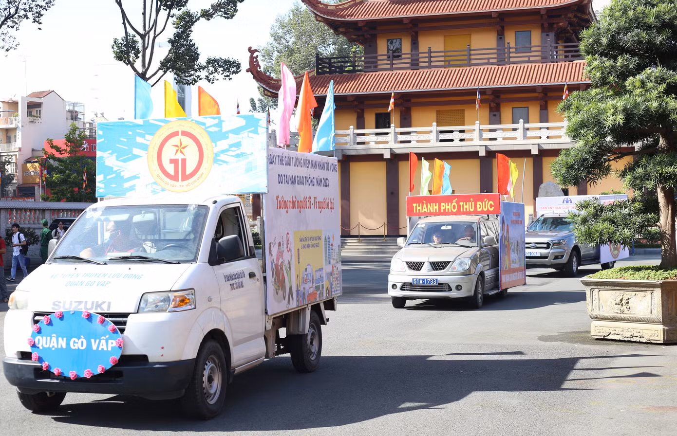 Cơ quan chức năng các địa phương trên địa bàn TPHCM ra quân tuyên truyền, cổ động đảm bảo ATGT sau buổi lễ tưởng niệm. Ảnh: Ngô Tùng Cơ quan chức năng các địa phương trên địa bàn TPHCM ra quân tuyên truyền, cổ động đảm bảo ATGT sau buổi lễ tưởng niệm. Ảnh: Ngô Tùng