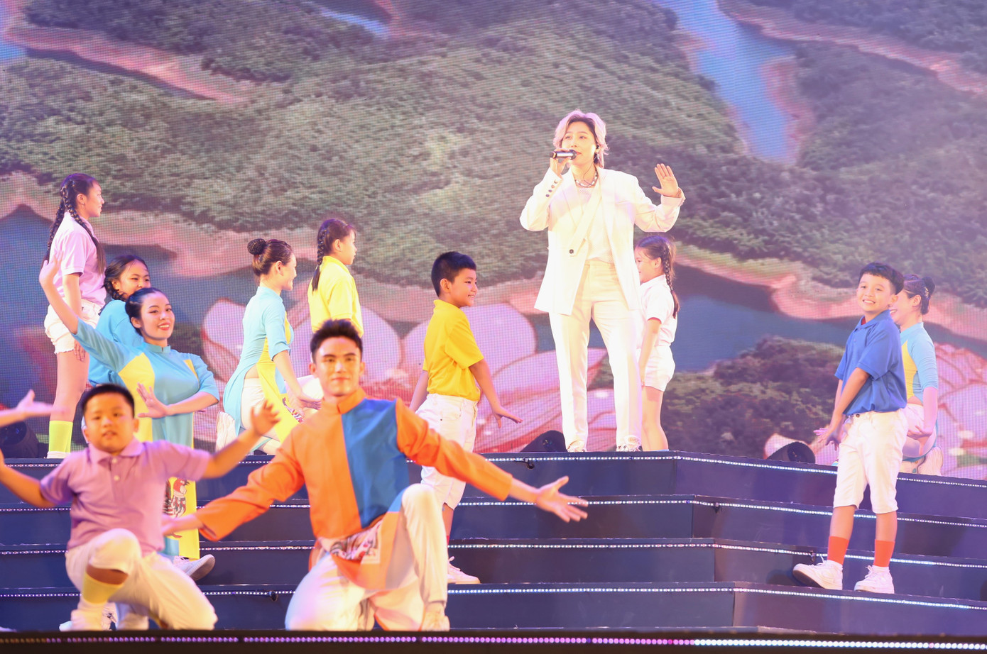 Vicky Nhung với Việt Nam đi và đi.