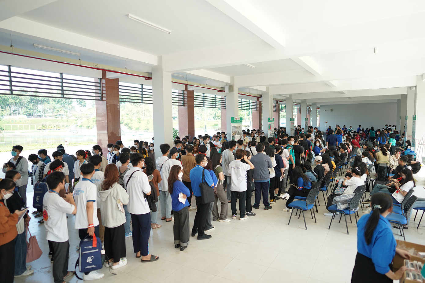 Hàng trăm bạn trẻ đến sớm xếp hàng chờ hiến máu tại chương trình Chủ nhật Đỏ.