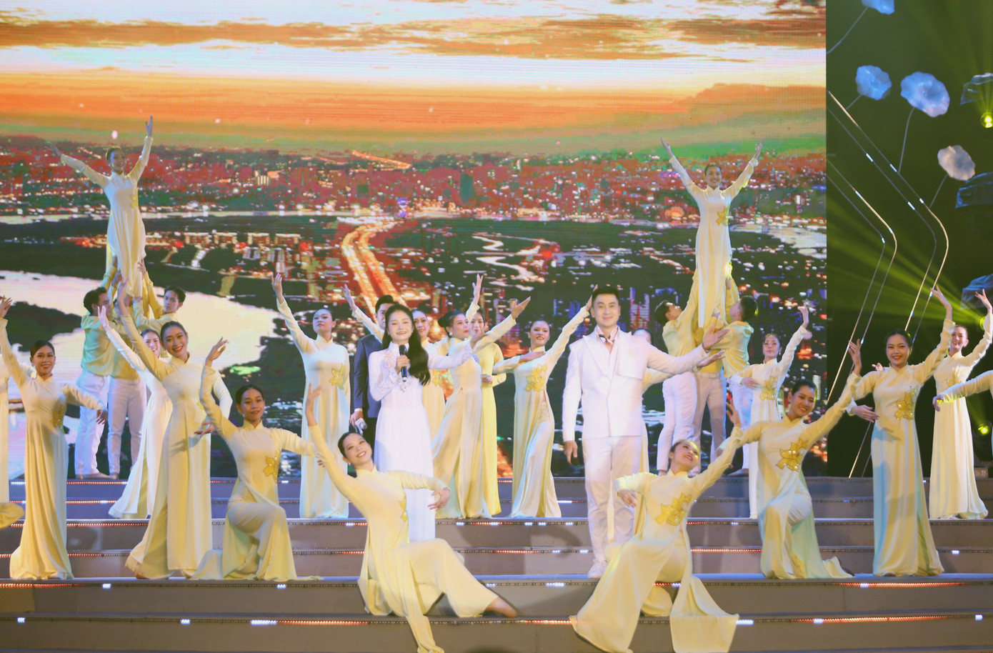 Trong công cuộc xây dựng và phát triển, TPHCM luôn nỗ lực phát huy truyền thống anh hùng, năng động, sáng tạo để tạo bước chuyển mình mạnh mẽ cho một đô thị lớn, tiếp tục giữ vai trò đầu tàu, tạo động lực cho khu vực và cả nước.