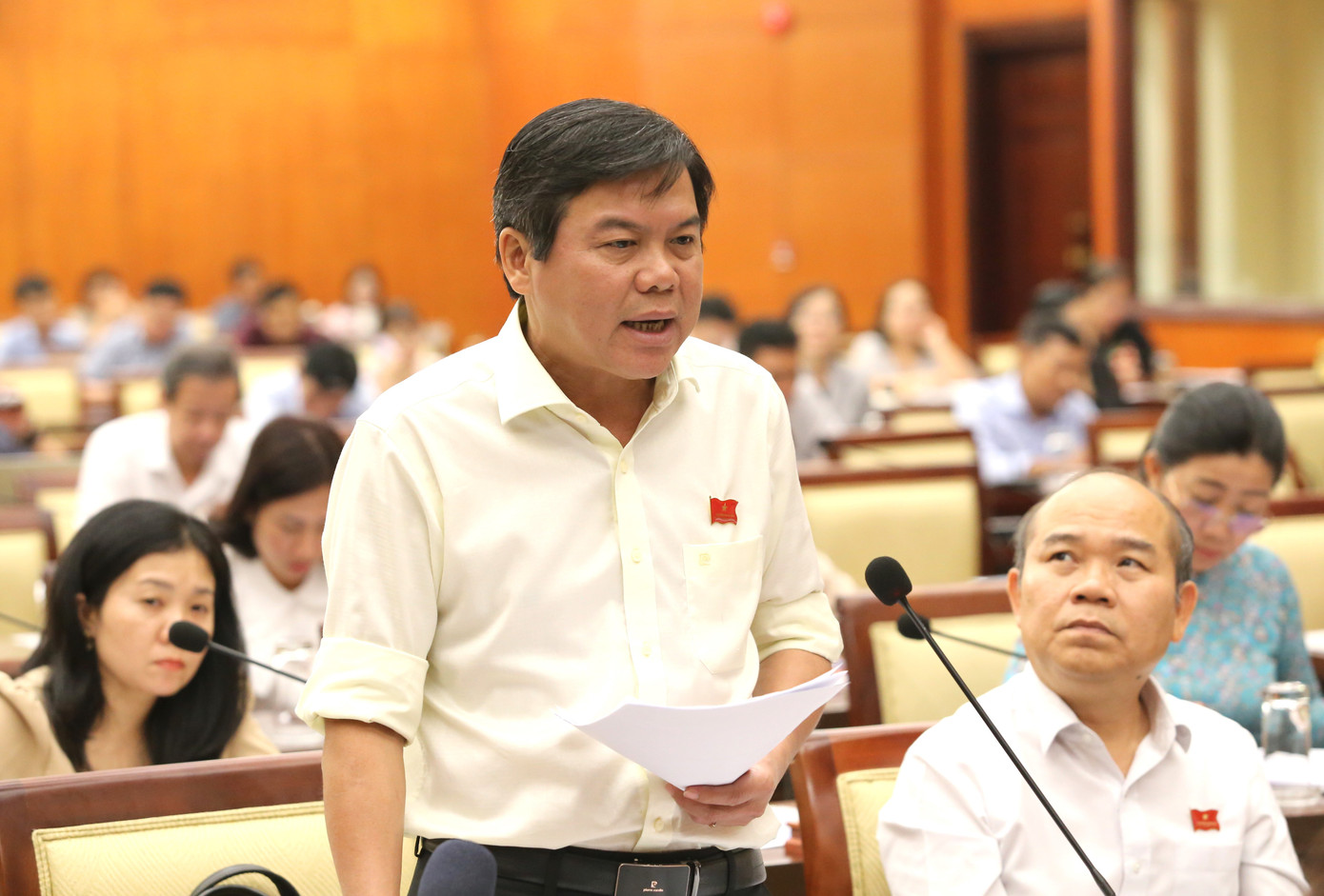 Đại biểu Tăng Hữu Phong nêu ý kiến.