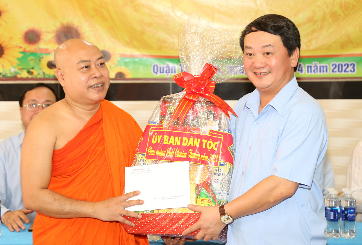 Ông Hầu A Lềnh trao quà của Ủy ban Dân tộc đến Thượng tọa Thích Nguyên Trí, Trụ trì chùa Pothiwong. Ông Hầu A Lềnh trao quà của Ủy ban Dân tộc đến Thượng tọa Thích Nguyên Trí, Trụ trì chùa Pothiwong.