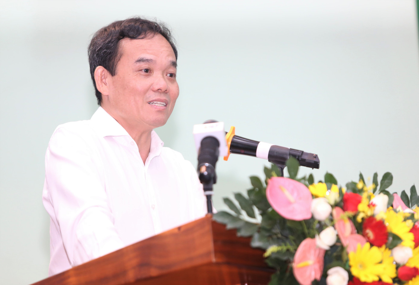 Phó Thủ tướng Trần Lưu Quang trò chuyện với các em nhỏ. Ảnh: Ngô Tùng