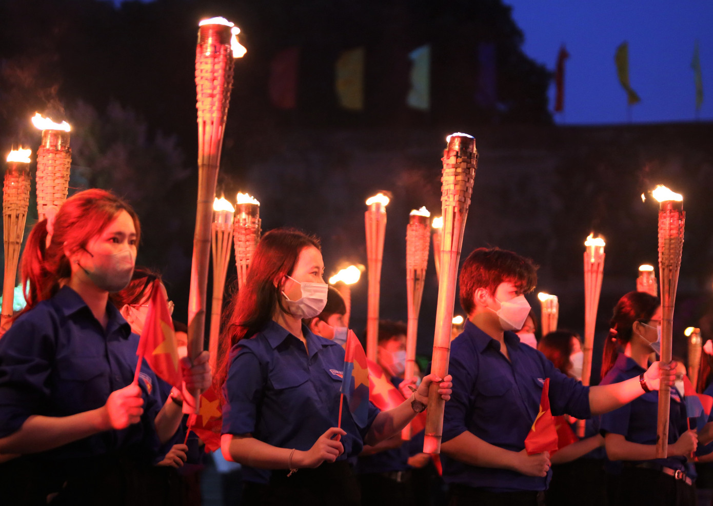 Trong không khí trầm hùng, trang nghiêm tại nơi yên nghỉ của hơn 15.000 anh hùng liệt sĩ, bạn trẻ TPHCM đã thắp những nén nhang, thành kính hướng về các thế hệ cha anh.