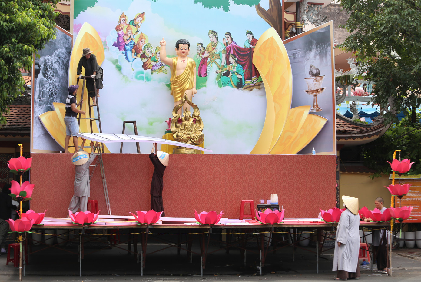 Các vị sư tại chùa Quan Âm tu viện tất bật thiết trí không gian lễ đài mừng đại lễ Phật đản.