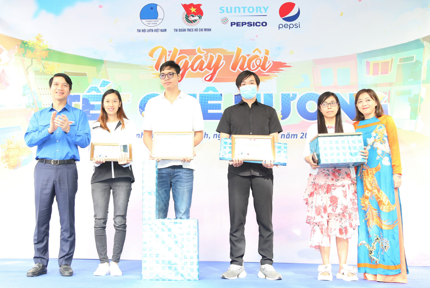 Dịp này, Trung ương Đoàn cùng đơn vị đồng hành đã trao các phần quà cho những người thắng cuộc minigame chương trình "Mang Tết về nhà" 2023. Qua sân chơi này, Ban tổ chức hướng đến mục tiêu truyền tải cho đoàn viên, thanh thiếu niên cả nước những truyền thống tốt đẹp của dân tộc Việt Nam mỗi dịp Tết đến Xuân về.