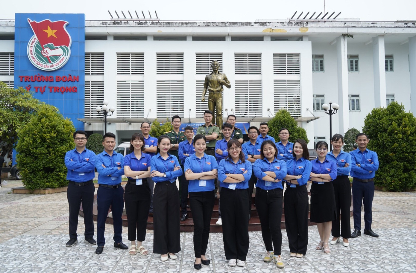 20 Bí thư Đoàn cơ sở giỏi toàn quốc chụp ảnh lưu niệm tại Tượng đài Anh hùng Lý Tự Trọng. Ảnh: Gia Trần 20 Bí thư Đoàn cơ sở giỏi toàn quốc chụp ảnh lưu niệm tại Tượng đài Anh hùng Lý Tự Trọng. Ảnh: Gia Trần