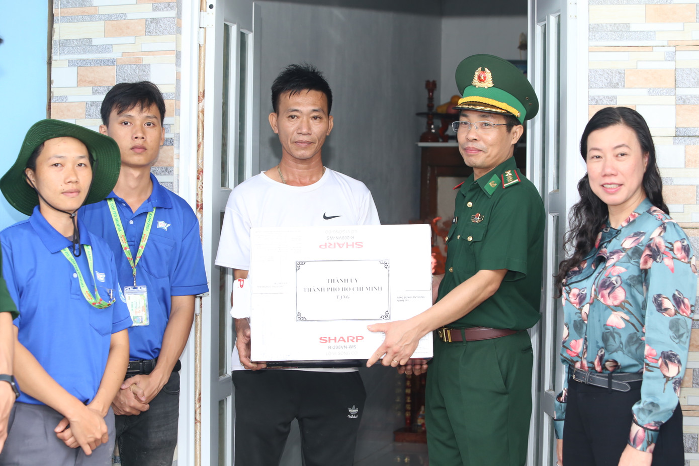 Cũng trong dịp này, đại diện lãnh đạo các đơn vị đã đến thăm, tặng quà tri ân các gia đình hỗ trợ nuôi chiến sĩ tình nguyện qua các thời kỳ.