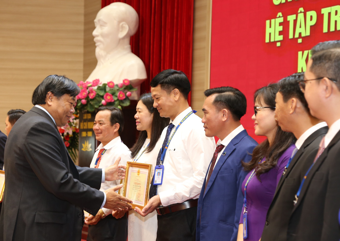 PGS.TS Nguyễn Quốc Dũng trao giấy khen cho các tập thể, cá nhân có thành tích tiêu biểu trong khóa học. PGS.TS Nguyễn Quốc Dũng trao giấy khen cho các tập thể, cá nhân có thành tích tiêu biểu trong khóa học.