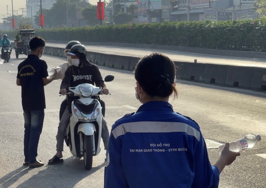 "Trạm dừng chân nghĩa tình" của các bạn trẻ tiếp thêm niềm vui cho bà con trên hành trình về quê đón Tết.