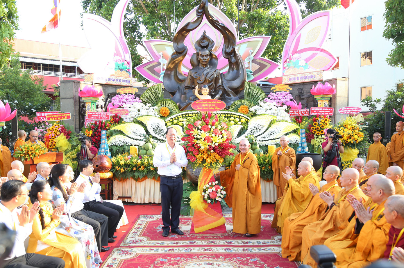 Thay mặt lãnh đạo thành phố, Phó Bí thư Thành ủy TPHCM Nguyễn Hồ Hải trao hoa kính mừng, tưởng niệm 60 năm ngày Bồ Tát Thích Quảng Đức vị pháp thiêu thân.