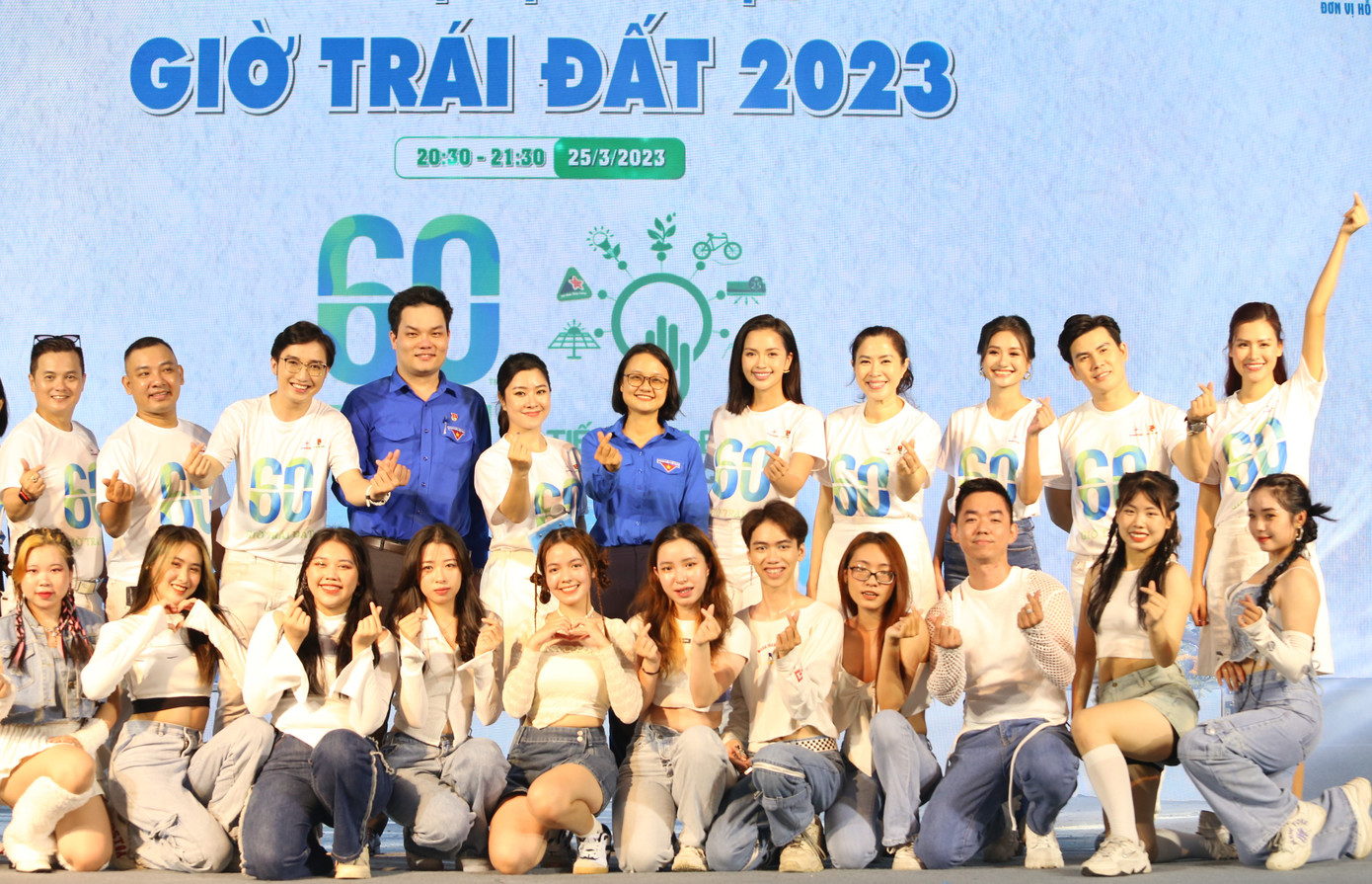 Tham gia chương trình, anh Trần Đức Khánh, Phó Bí thư Thường trực Đoàn Sở Y tế TPHCM nói, chương trình năm nay được Thành Đoàn TPHCM tổ chức quy mô, hình ảnh bắt mắt thể hiện rõ thông điệp “Tắt điện thành thói quen”. “Thông điệp năm nay phù hợp với trend sống xanh của các bạn trẻ hiện nay. Ngoài các bạn đoàn viên của sở tham gia trực tiếp tại đêm sự kiện, ở các bệnh viện cũng được các bạn đoàn viên, thanh niên hưởng ứng nhiệt tình”, anh Khánh chia sẻ.